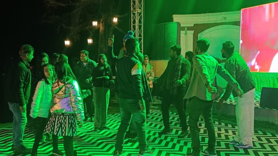 New Year 2024 tourists Huge Crowd in Mussoorie dancing to live music and DJ photos