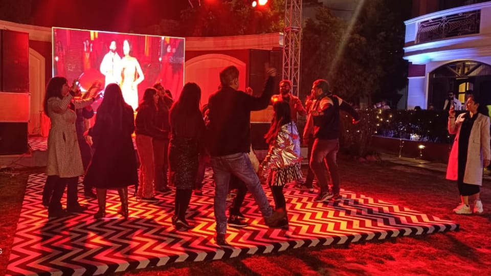 New Year 2024 tourists Huge Crowd in Mussoorie dancing to live music and DJ photos