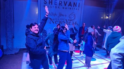 New Year 2024: सीएम ने दी नववर्ष की शुभकामनाएं, मंत्री रेखा आर्य ने टपकेश्वर मंदिर में की पूजा, देखें तस्वीरें New Year 2024 celebration CM Dhami wishes New Year Minister Rekha Arya offered prayers at Tapkeshwar temple