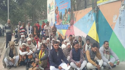 Aligarh News: साहब हमें बचाओ, पशु कर रहे फसल बर्बाद, कलेक्ट्रेट पहुंचे सैकड़ों ग्रामीणों ने की नारेबाजी Villagers angry over destruction of crops by cattle