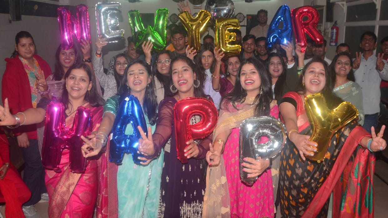 roadside chowpattys of Agra will be buzzing In new year Russian dance will be seen here