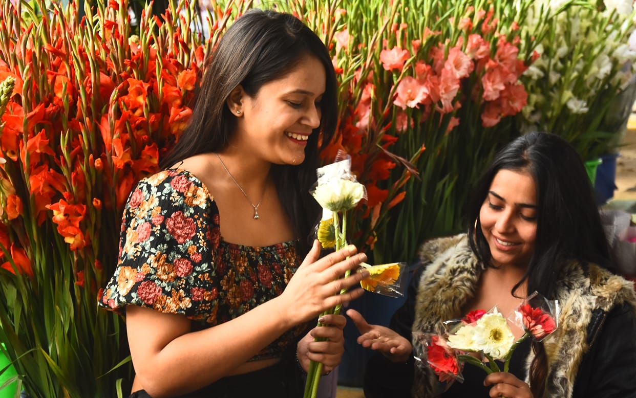 Lucknow: People gathered to welcome the New Year, there was hustle and bustle in malls and markets