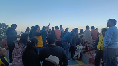New Year 2024 Uttarakhand buzzing with Huge Crowd of tourists in Hilly Area kept waiting for snowfall