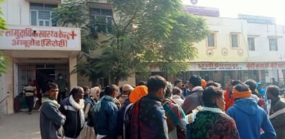 विरोध प्रदर्शन करते परिजन