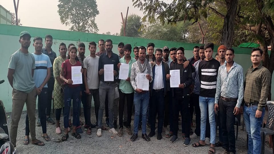 Youth submitted memorandum to Deputy CM to cancel SI recruitment in Kabirdham