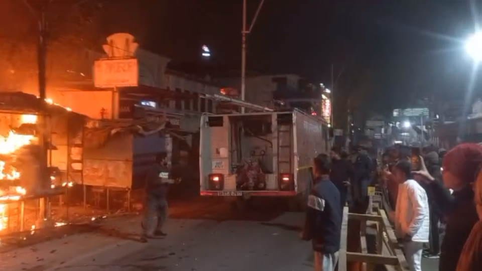 Rishikesh News Fire broke out in small vegetable market late night eight shops got affected