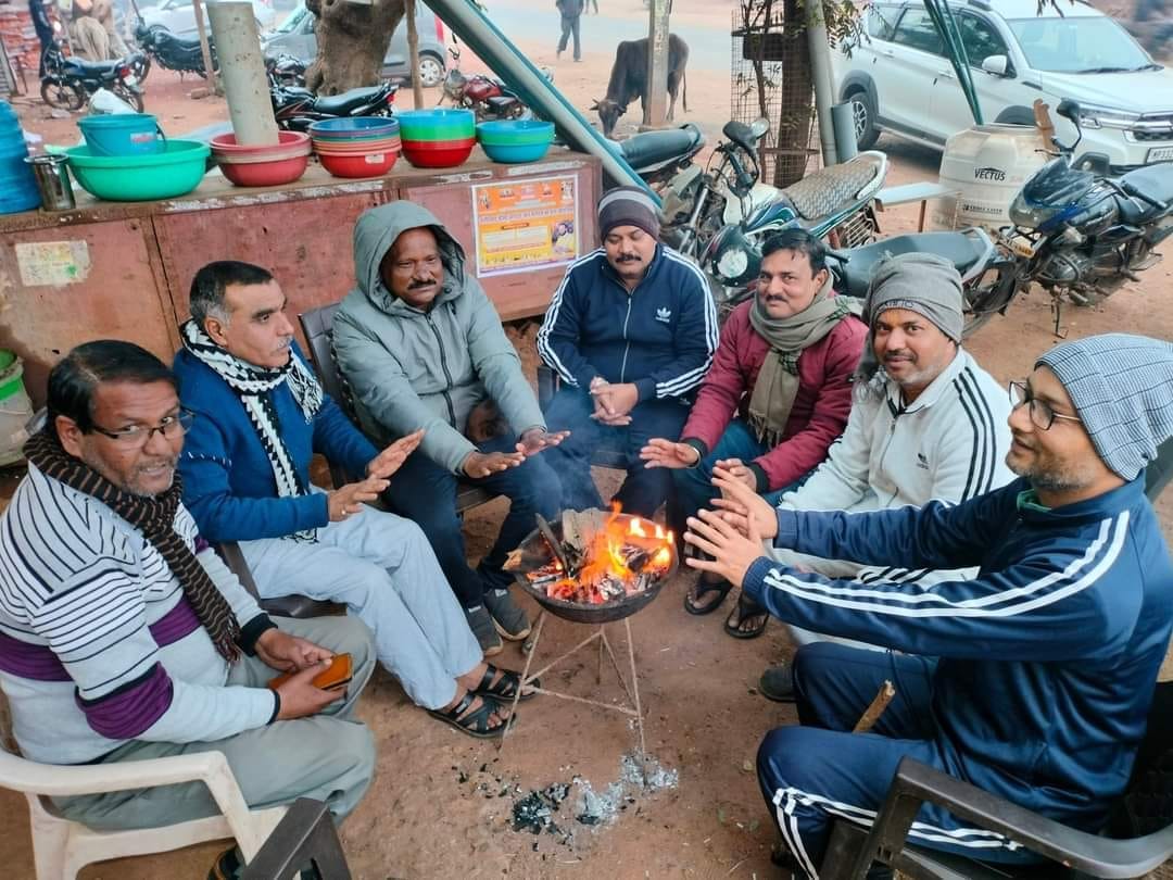 शिवपुरी में कड़ाके की सर्दी पड़ रही है। अलाव लोगों का सहारा बना हुआ है।