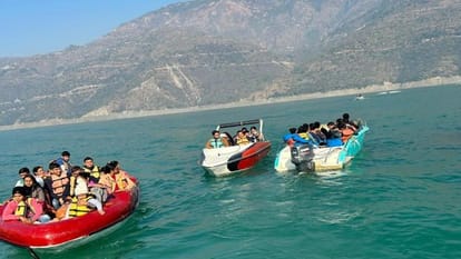New Year 2024 Uttarakhand buzzing with Huge Crowd of tourists in Hilly Area kept waiting for snowfall