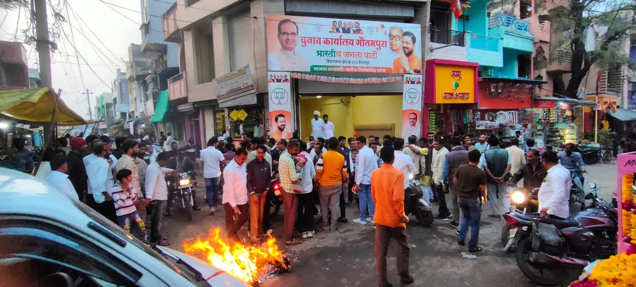 Indore: Uproar over Vijayvargiya's statement, supporters of MLA Manoj Patel burnt his effigy.
