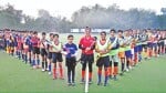 HAU हिसार के पास बने टर्फ पर जज्बे और हॉकी स्टिक के संग विक्ट्री (विजय) चिन्ह के रूप में खिलाड़ी।