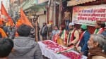 शोभायात्रा में रामभक्तों पर पुष्पवर्षा करते मुस्लिम समाज के लोग।
