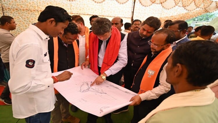 CG: भाजपा प्रदेश अध्यक्ष किरण सिंह देव ने मां हिंगलाज मंदिर में टेका मत्था, ग्रामीणों से चर्चा कर जानी समस्या