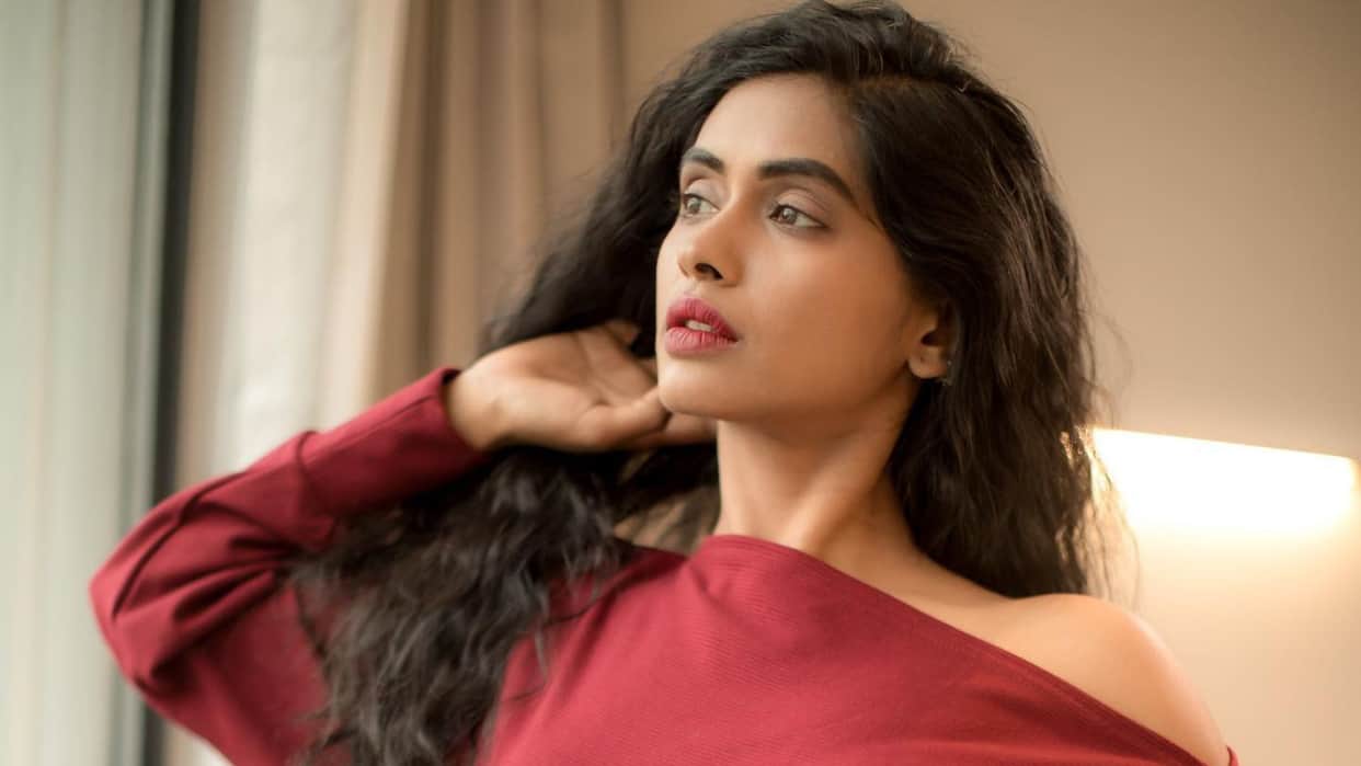 Newton Actress Anjali Patil Duped Of 5 lakh and 79 thousand in Drugs In Parcel Scam know full story