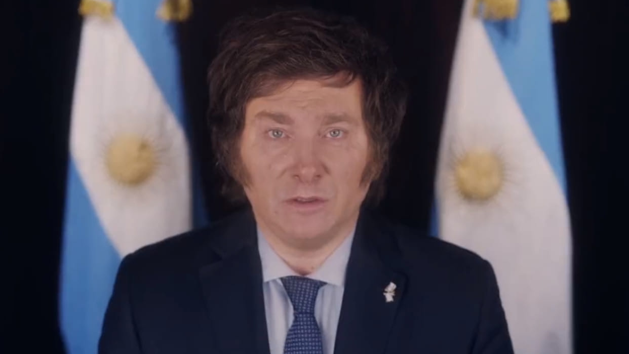 Argentina's President 'kissed' his girlfriend on stage, video goes viral
