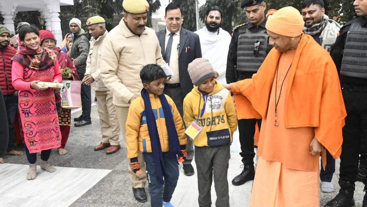 children meet cm yogi and wish happy new year 2024