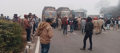 Truck drivers strike over new Motor Vehicle Act and created traffic jam on Varanasi Prayagraj highway