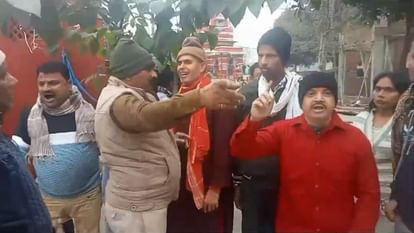 Bihar: बलि रुकने पर जिस मंदिर में मचा था हंगामा, वहां नए साल के पहले दिन हो गया कांड; पुजारी पर उतरा आक्रोश Bihar: Jewelery stolen from necks of devotees in Shyama Mai temple in Darbhanga on first day of new year