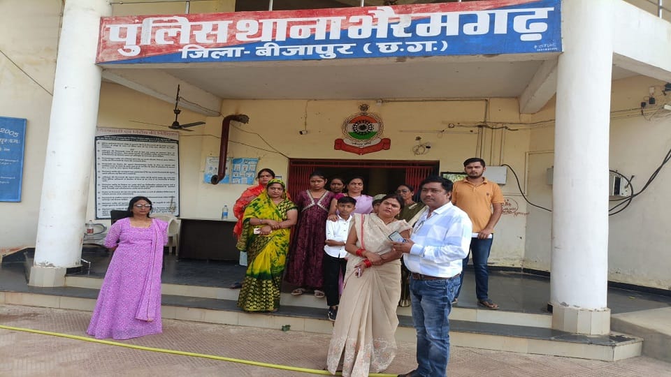 परिवार के साथ थाने पहुंचे राज्य युवा आयोग के पूर्व सदस्य अजय सिंह