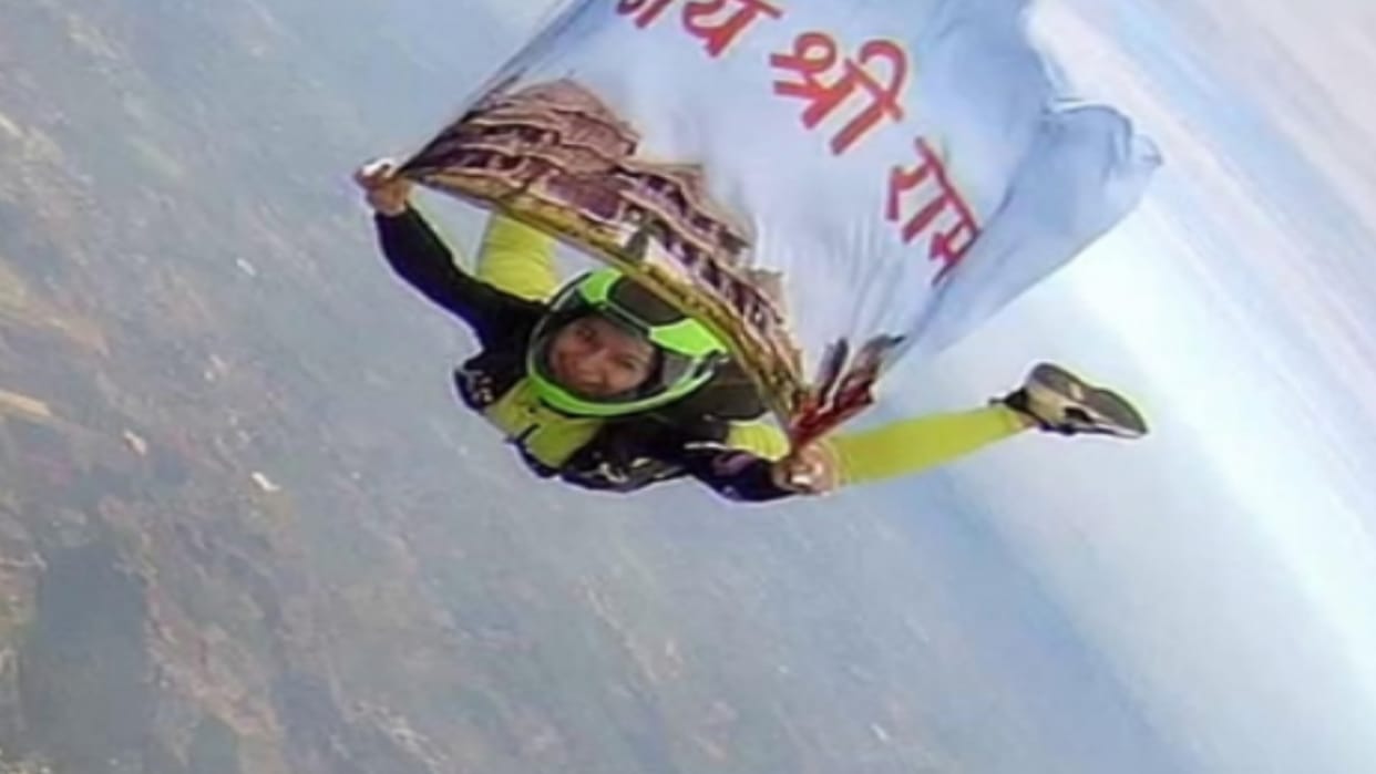 Anamika jumped from a height of 13 thousand feet carrying the Ram temple flag,