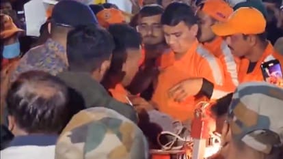 बोरवेल में गिरी ढाई साल की बच्ची को बचाया गया