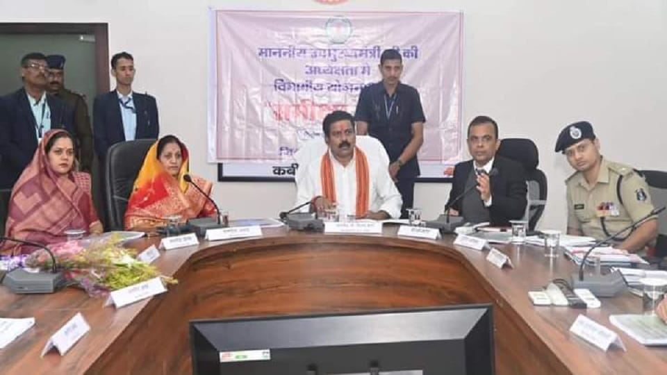 डिप्टी सीएम ने जिला प्रशासन के साथ की बैठक