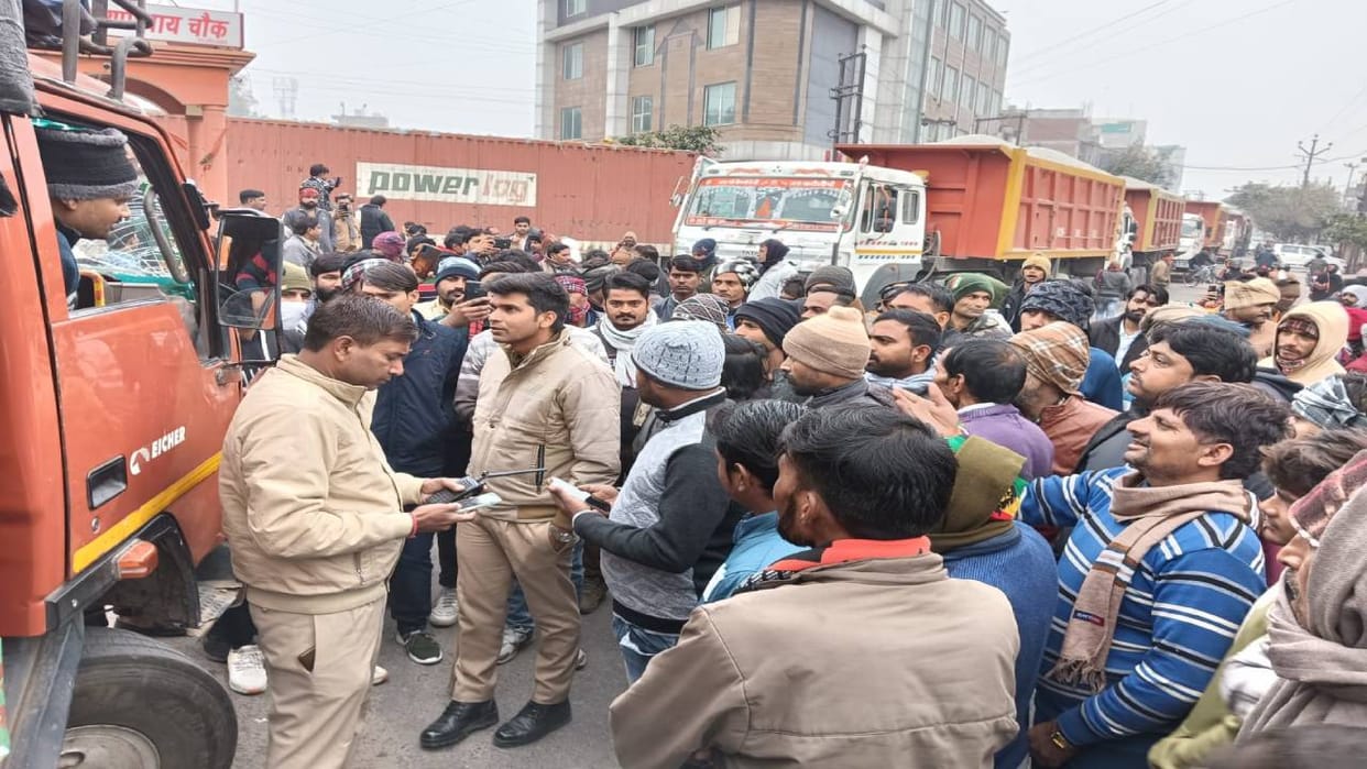 jam of several kilometers long Due to strike by roadways workers in Etah