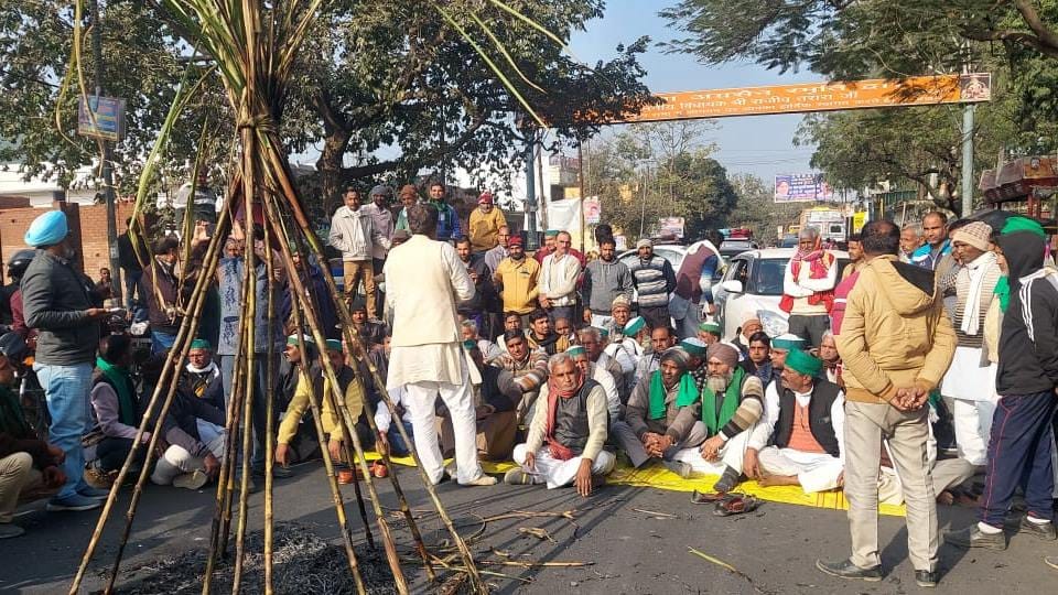Amroha: BKU burnt sugarcane Holi protest against not declaring rate, asked get rid   stray animals