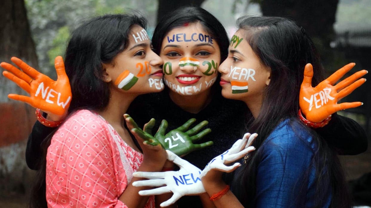 New Year Masti Dhamal: In the cold night, the group of friends decorated from the streets to the house