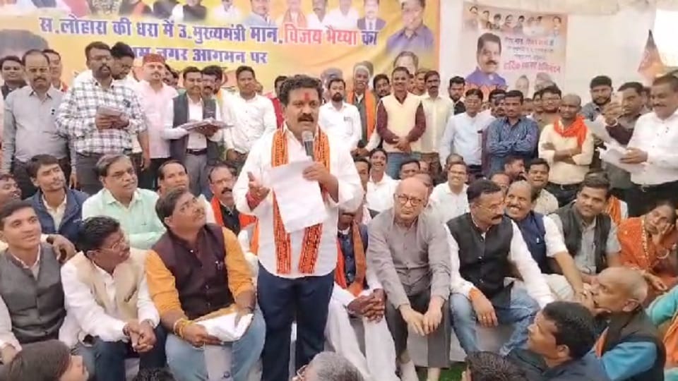 Deputy CM Vijay Sharma held meeting with district administration at Kawardha Collectorate