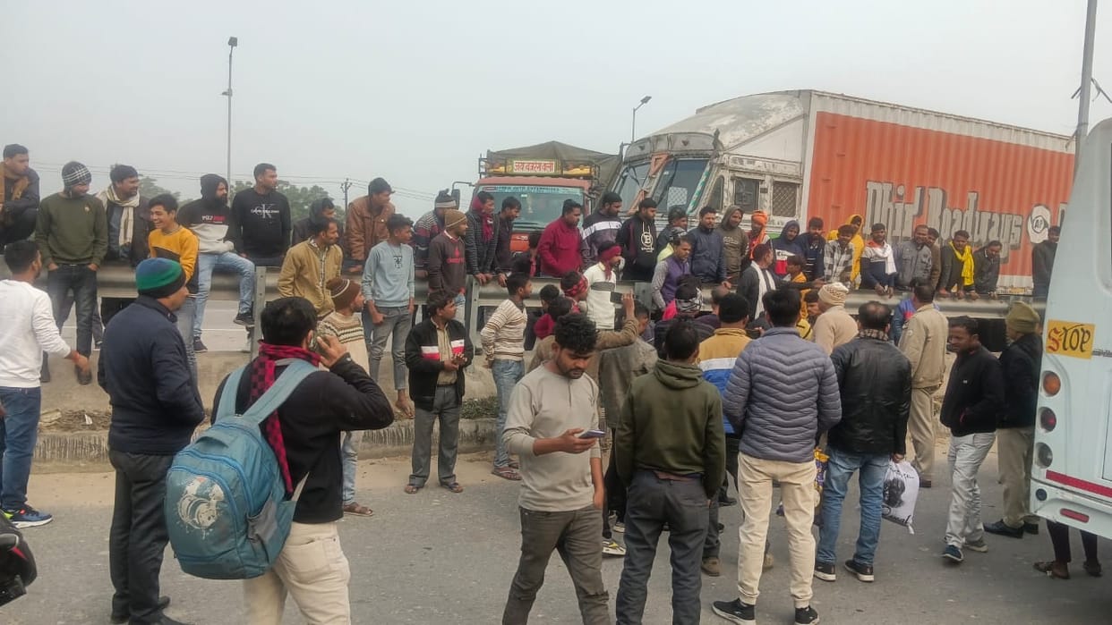 Protest against the new road law, drivers blocked traffic, disrupted traffic in many districts including Kanpu
