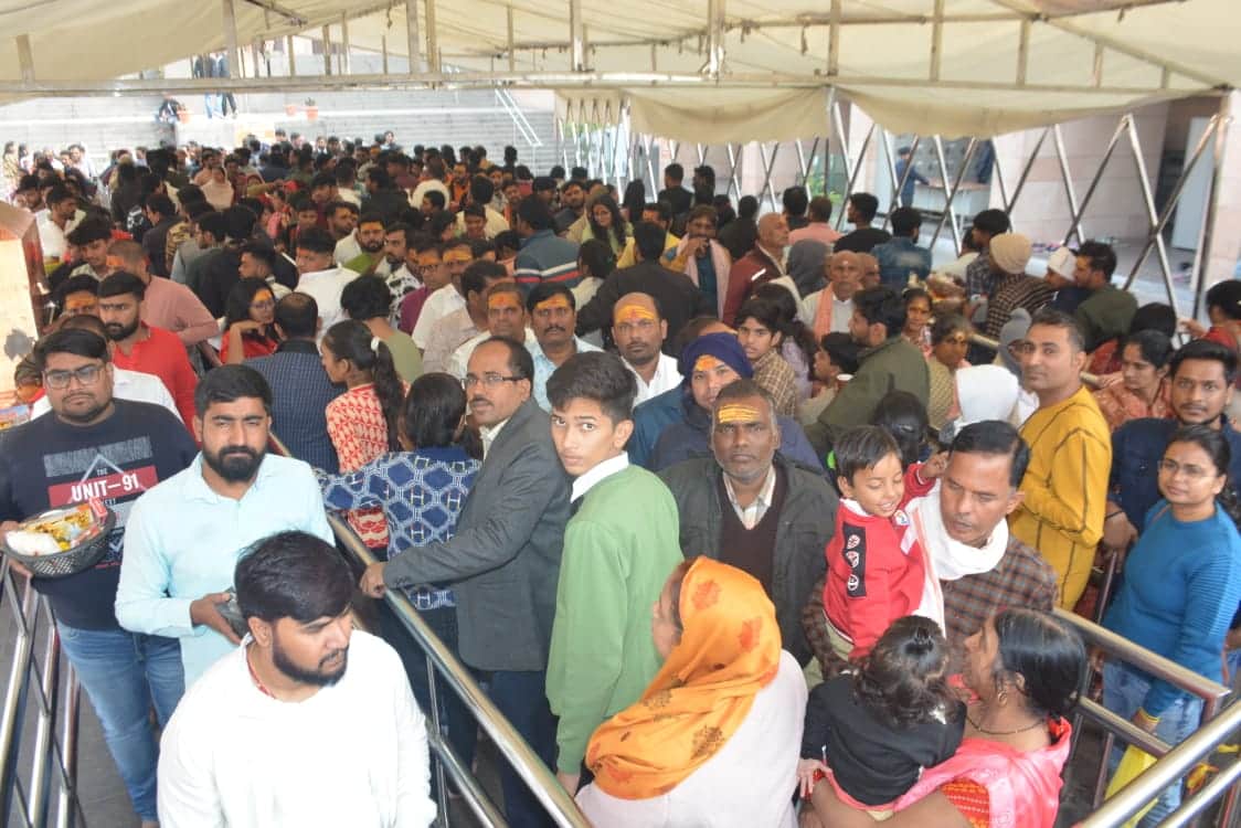 Crowd of devotees in Kashi Vishwanath temple on New Year 2024 see latest photos