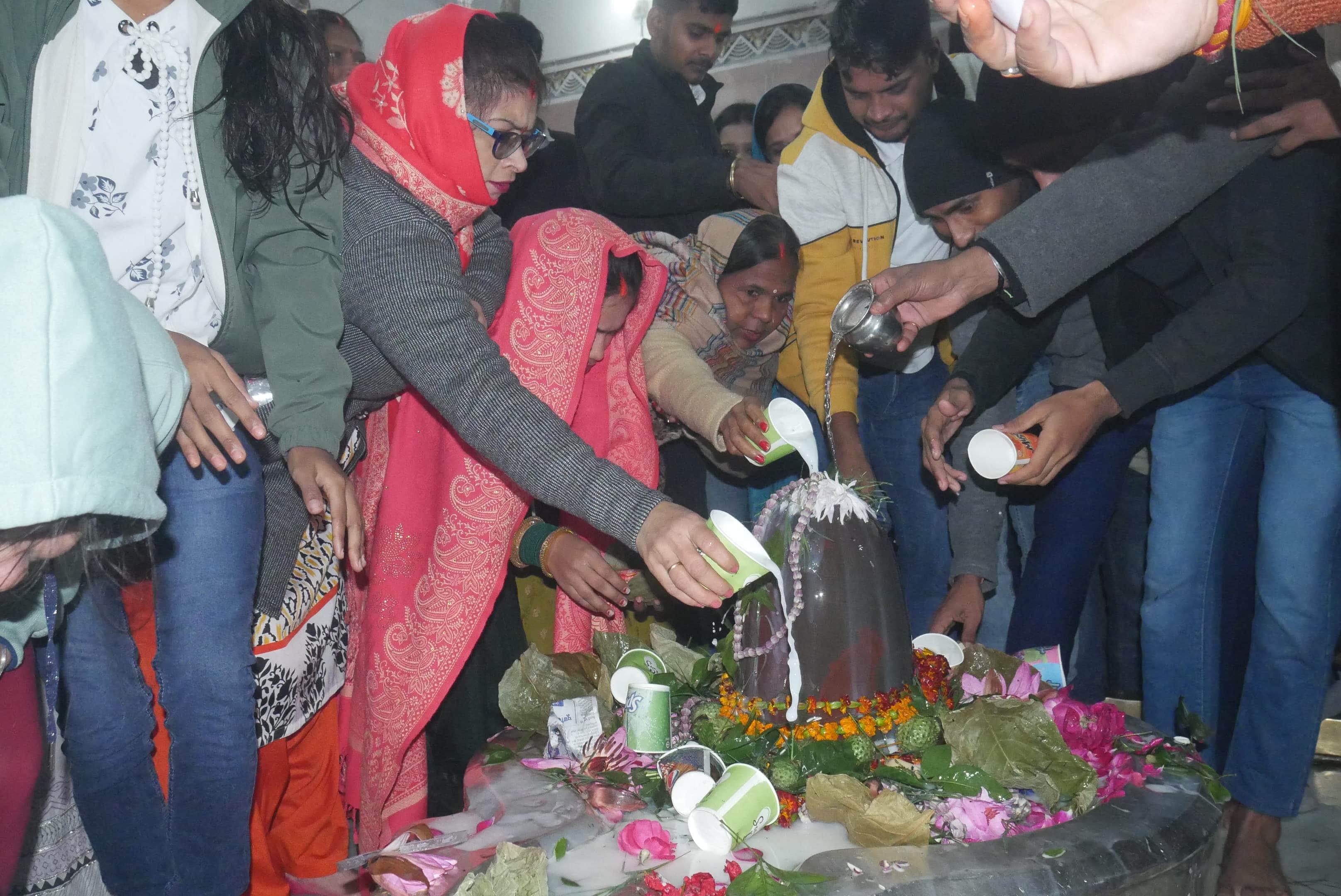 Crowd of devotees in Kashi Vishwanath temple on New Year 2024 see latest photos