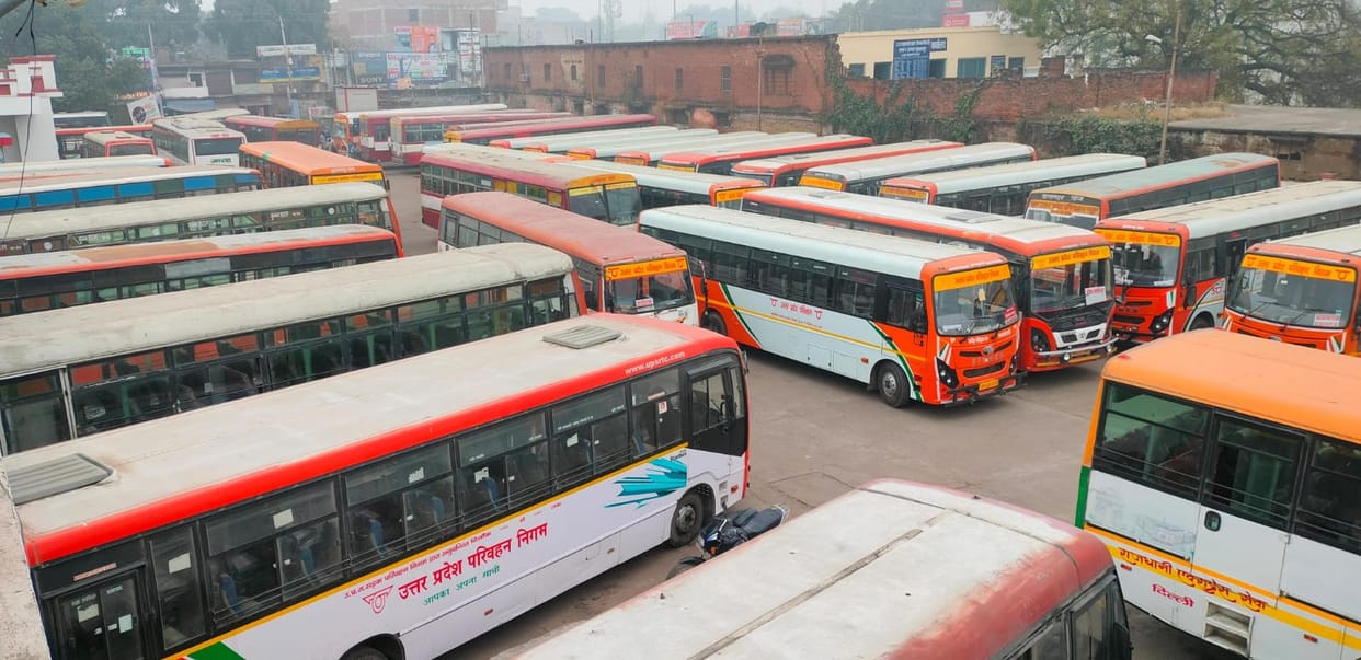 UP News: Roadways jammed against the new law in UP, drivers took to the road, taxi drivers also supported