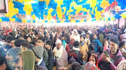 devotees visited Radharani temple in Barsana Mathura and took blessings On New Year