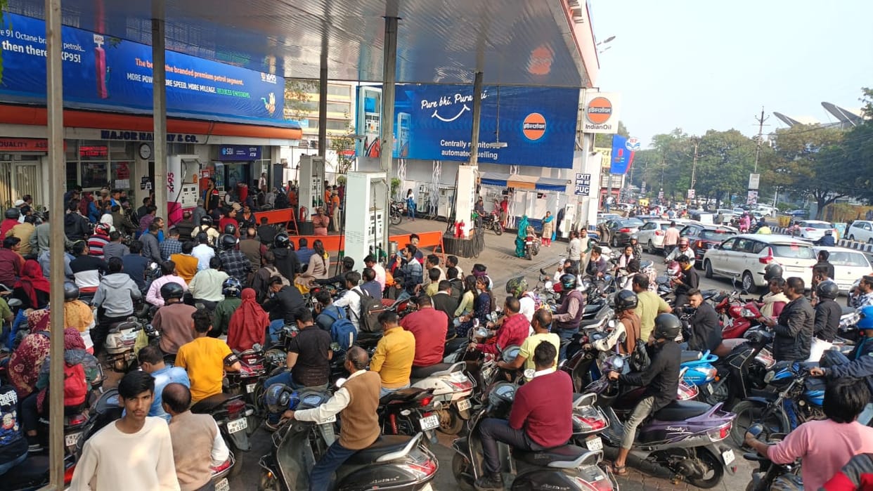 MP News: Many petrol pumps dry up in Bhopal due to drivers' strike, long queues formed at many places