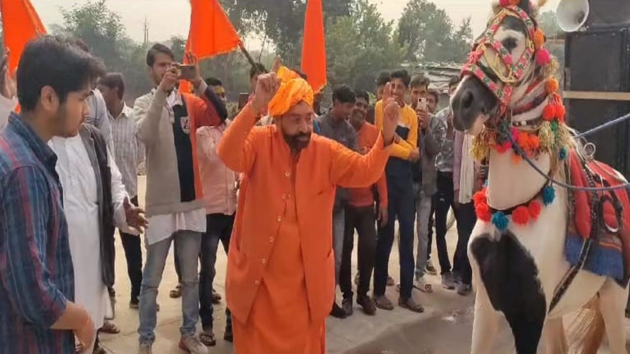 Damoh News Former MP Ramkrishna Kusmaria danced vigorously during Akshat Kalash procession of Ram temple