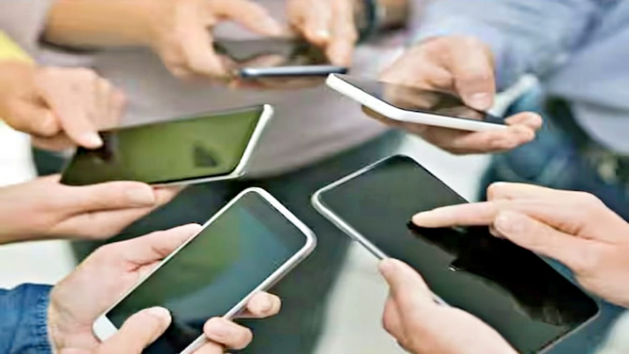 Chhindwara 501 stolen mobile phones worth Rs 80 lakh were found and given to people
