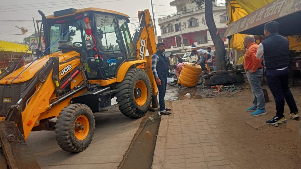 Sehore News JCB claws on encroachment after government order
