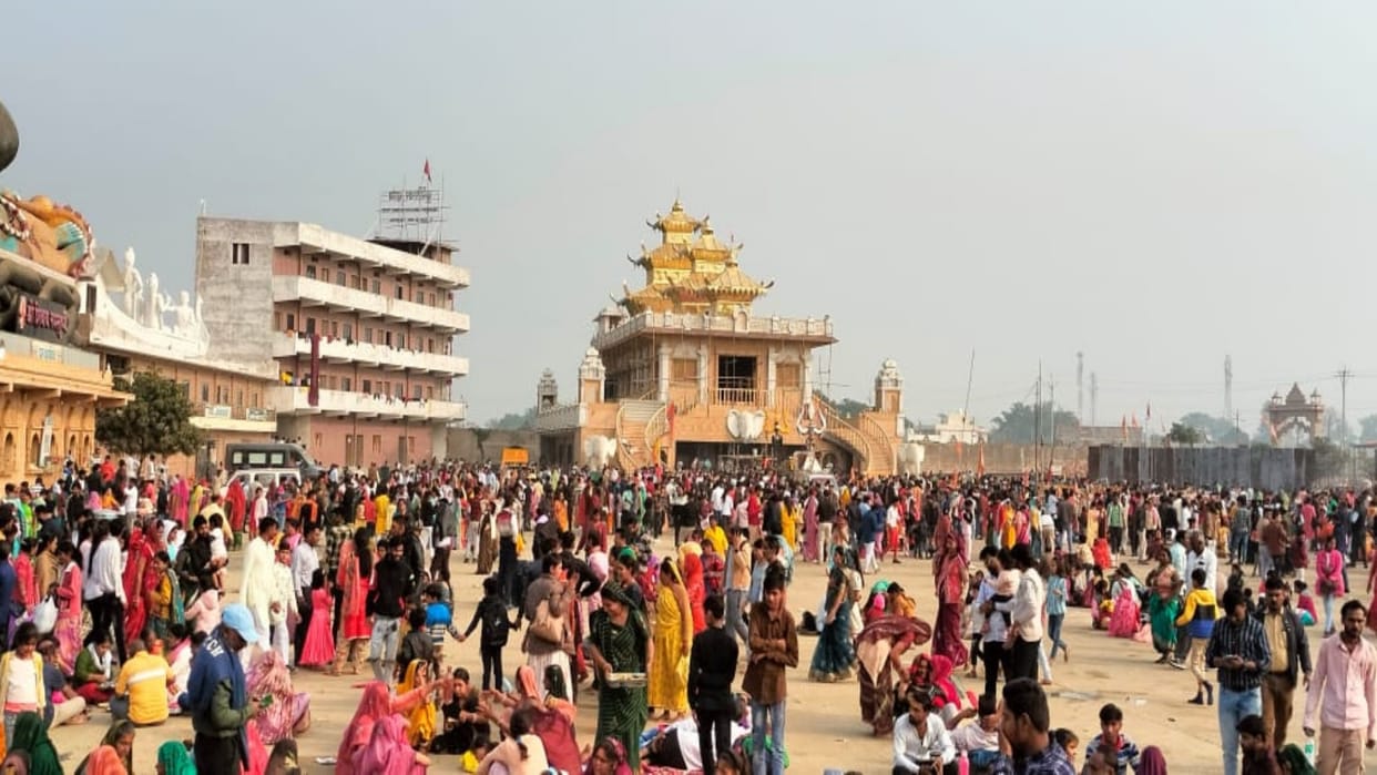 Lakhs of devotees reached Kubereshwar Dham in Sehore distribution of khichdi and bread-vegetables