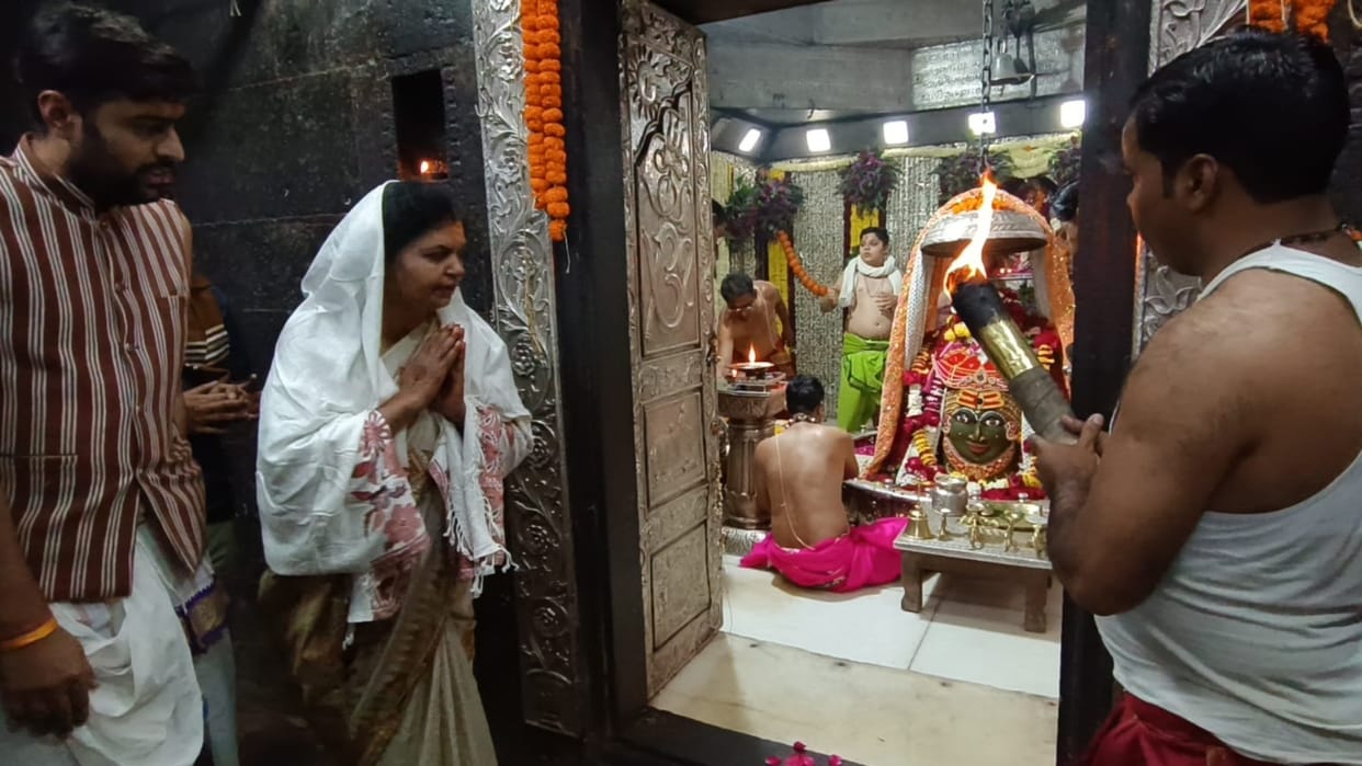 Baba Mahakal Ujjain CM Mohan Yadav wife Seema reached shelter of Mahakal on New Year