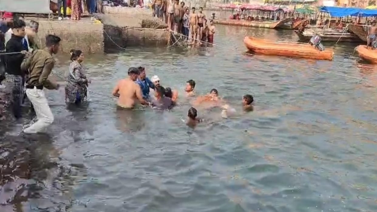 Divers saved four people who came to Omkareshwar from Gorakhpur from drowning in Narmada