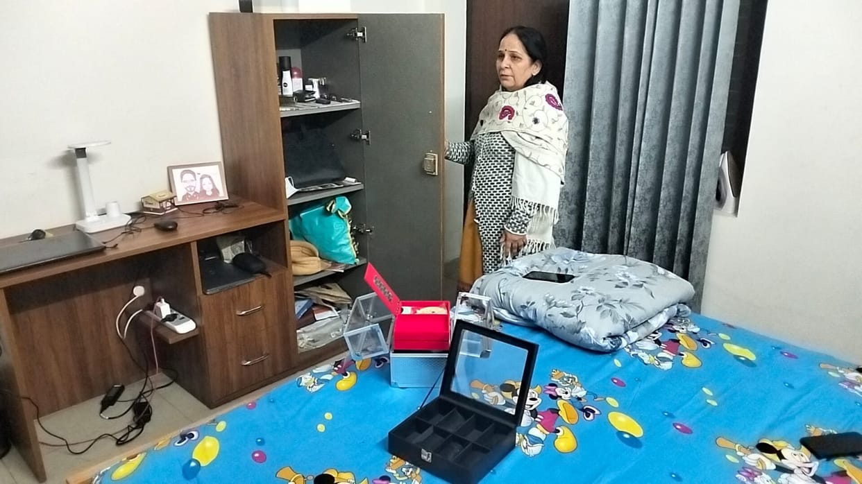 Thieves stole cash and jewelery from house of sugar mill manager in Modipuram of Meerut