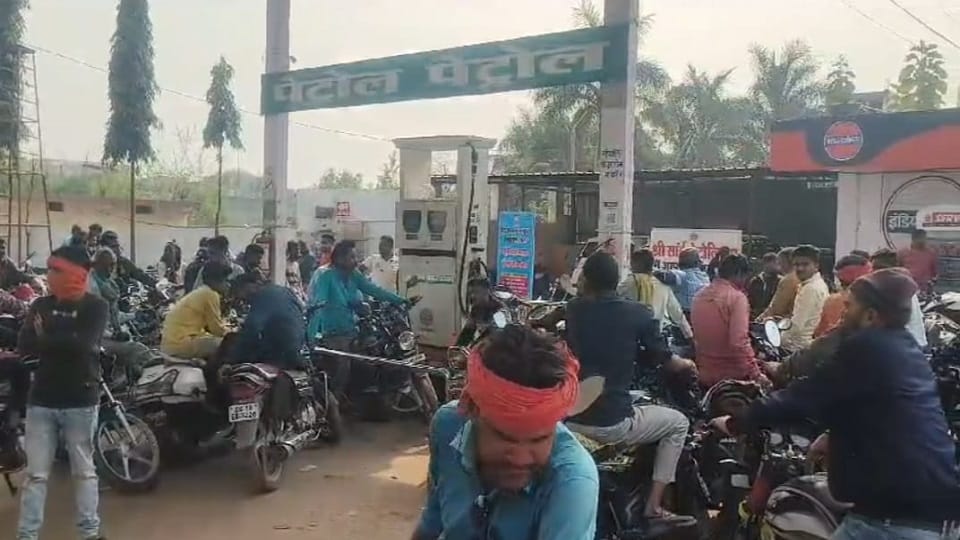 Road jam in protest against hit and run law common citizens upset long queues in petrol pumps in Mungeli