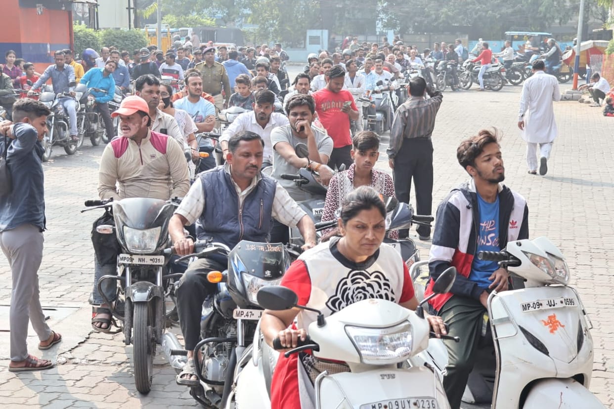 Indore: In Indore, drivers were thrown from buses filled with passengers, glass of vehicles broken