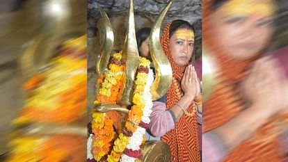 New Year 2024: सीएम ने दी नववर्ष की शुभकामनाएं, मंत्री रेखा आर्य ने टपकेश्वर मंदिर में की पूजा, देखें तस्वीरें New Year 2024 celebration CM Dhami wishes New Year Minister Rekha Arya offered prayers at Tapkeshwar temple