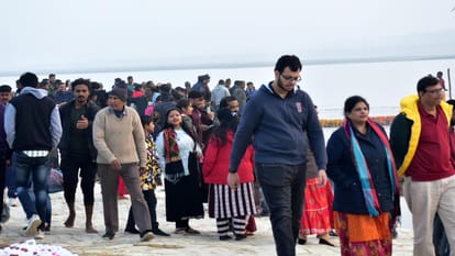 New Year Masti Dhamal: In the cold night, the group of friends decorated from the streets to the house