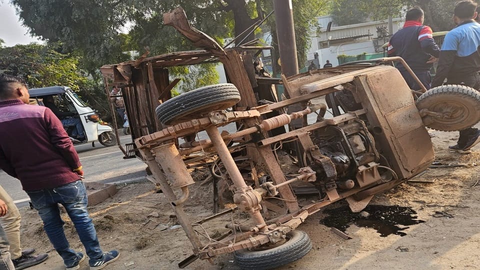 Tragic accident on Bodla-Bichpuri road collision between three vehicles Activa rider who came in between dies