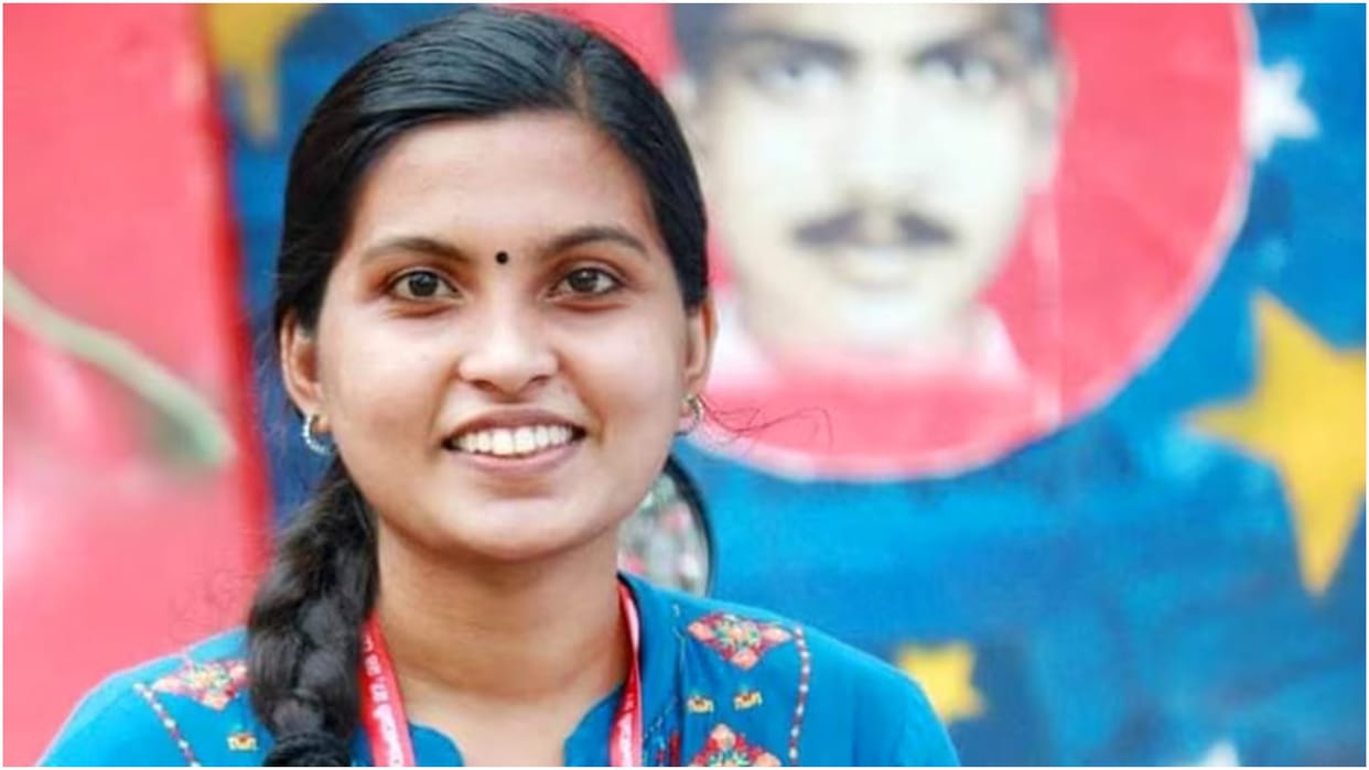 SFI leader, members booked for burning effigy of Governor Khan in Kerala