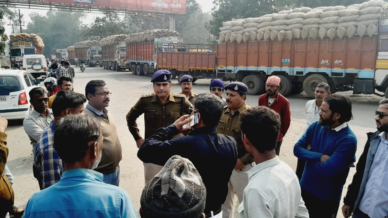Strike in Shahdol: Wheels of trucks and buses stopped in Shahdol, drivers blocked the highway in protest