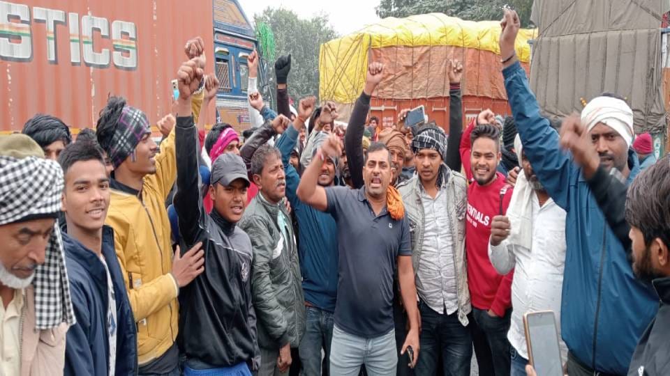 Truck drivers block the new hit and run law in Jhansi